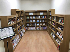 コの字型に配置された本棚の写真