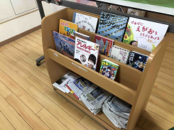 段差付きの本棚に入っている本の写真