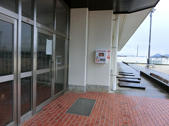 入り口の壁に設置されているAEDの写真