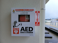 入り口の壁に設置されているAEDを拡大した写真