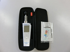 黒いケースに入っている熱中症指標計の写真