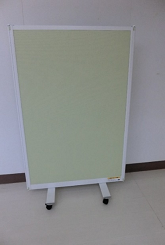 薄緑色の自立式パーテーションが置かれている写真