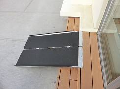 段差にかけられたアルミスロープの写真