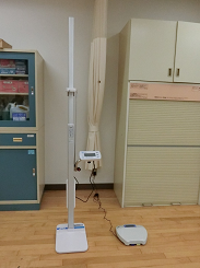 室内にある身長計と体重計の写真