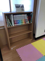 本が並べられた3段の本棚の写真