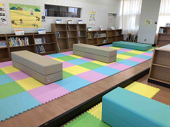 カラフルな四角いマットが敷かれている部屋の写真