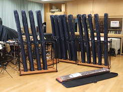 黒い袋に入った長い棒が並んでいる写真