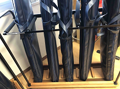 黒い袋が5本立てかけられている写真