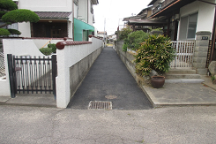 家と家の間の道が舗装されている写真