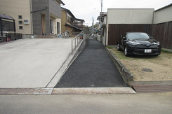 駐車場の間が舗装されている写真