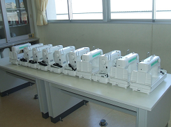 机の上に置かれた多くのミシンの写真