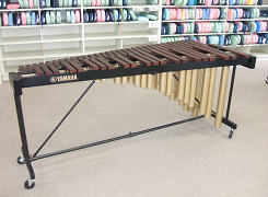 ローラーがついた新品の木琴楽器の写真