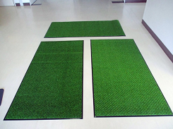 緑色の玄関用マットが3枚並べられた写真