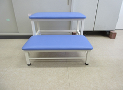 踏み台が水色の二段のステップの写真