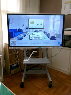 キャスター付きの台に設置された大きなモニターの写真