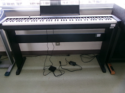 黒い枠のエレクトーンが置かれた写真