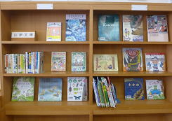 多くの本が本棚に並んでいる写真