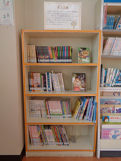 多くの本が4段の本棚に並んでいる写真