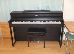 黒い枠のデジタルピアノが置かれた写真