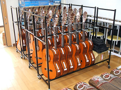 多くのギターが並べられた写真