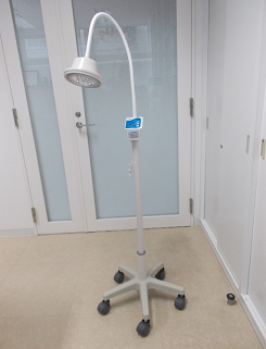 5つのキャスターがついた照明の写真