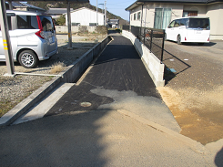 家の駐車場の間が舗装された写真