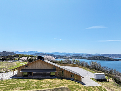 青空の下に木の家が立っている写真