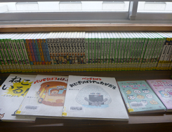 漫画が綺麗に並べられた本棚の写真