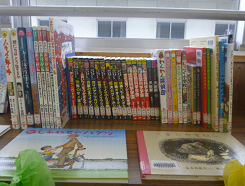 いろんな本が並べられた本棚の写真