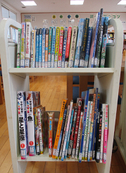 図鑑や様々な本が並べられた本棚の写真