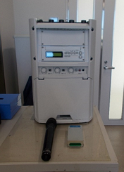 白いアンプが置かれた写真