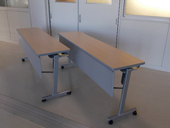 折りたたみ会議テーブルが2台並べられた写真