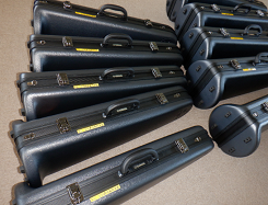 黒いケースに入った楽器が置かれている写真