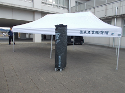 中庭に設置されたテントの写真