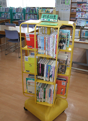 回転する黄色い本棚に本が並べられた写真