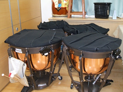 黒い布が被せられている打楽器の写真