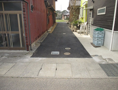 家と家の間を舗装した写真