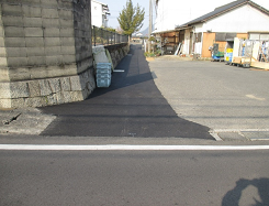 家と家の駐車場の間を舗装した写真