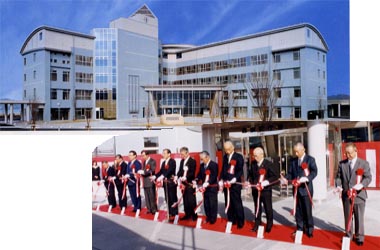 新庁舎の写真と複数の男性たちが落成式を行っている写真