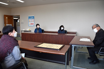 男女4人が座って話している写真