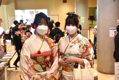 振り袖姿の女性2人を正面から撮影した写真