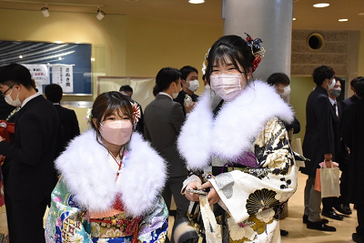 振り袖の上からショールを着用した女性2人の写真