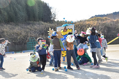 青い鬼の書かれた段ボールの周りに園児たちが集まっている写真