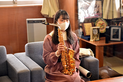 サクソフォンを持っている女性の写真