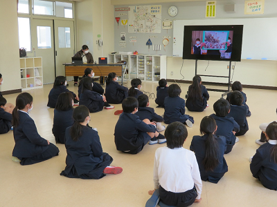 座ってモニターを見ている児童たちの写真