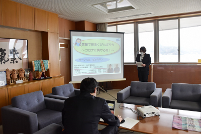 市長の前でスクリーンを映しながら発表している写真