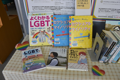 机の上にLGBTやセクシュアルマイノリティに関連する書籍が置かれている写真