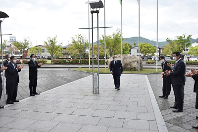 道の両脇に並んで市長を出迎えている人たちの写真