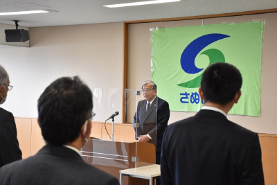 市長が登壇して職員達に話している写真