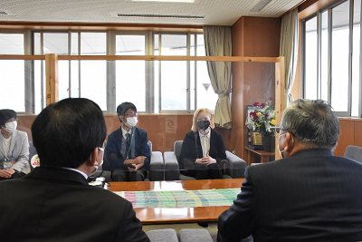 対面に座って談笑している男性と女性の写真